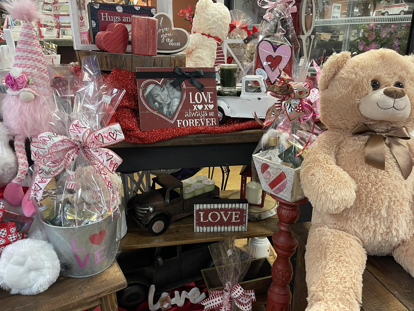 valentine's day gifts and decor